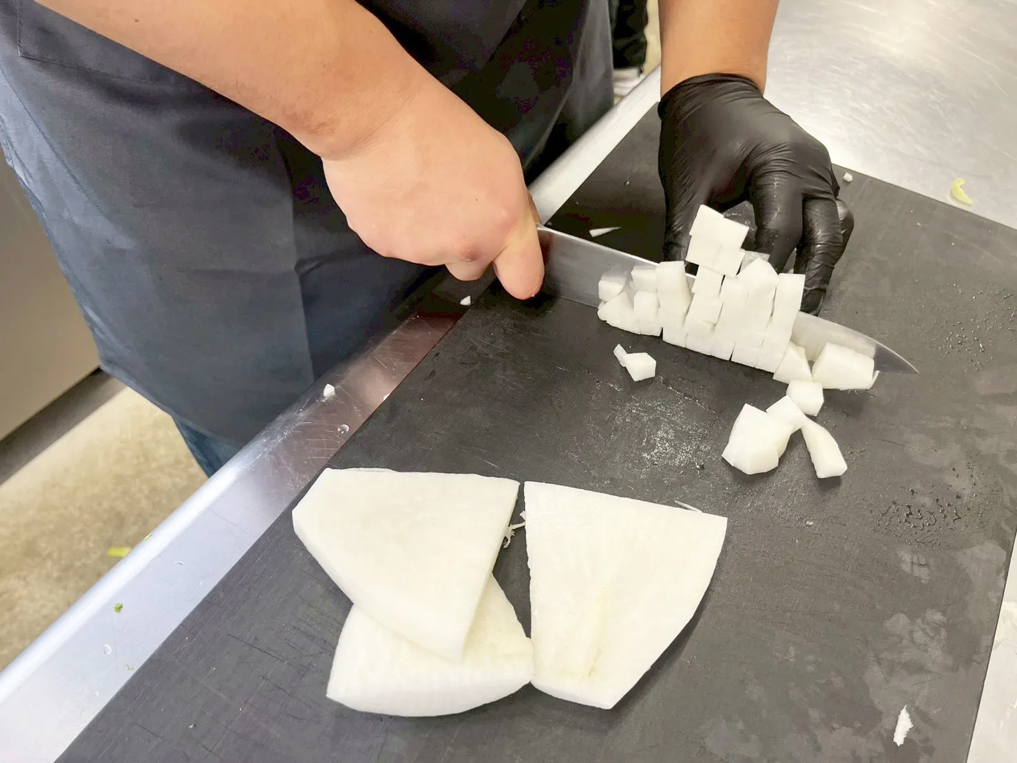 大根を切る作業の様子