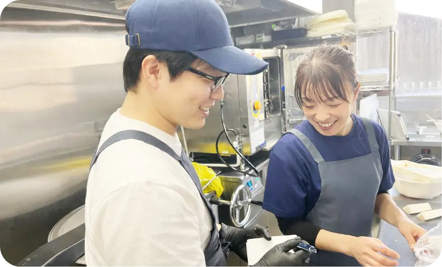 女性支援員と笑顔で話す様子