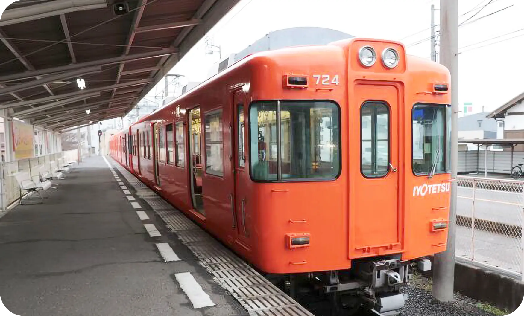 駅に停車した電車の写真